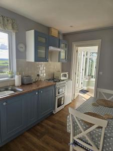 A cozinha ou cozinha compacta de Meadow cottage