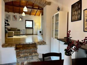 een keuken en een woonkamer met een bank en een tafel bij Accogliente Trilocale Vista Lago in Anguillara Sabazia