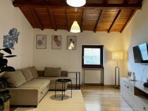 een woonkamer met een bank en een tafel bij Accogliente Trilocale Vista Lago in Anguillara Sabazia