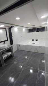 een badkamer met een wastafel en een spiegel bij Casa con ambiente familiar- Jacuzzi privado in Armenia