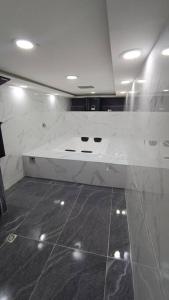 een badkamer met een wit marmeren aanrecht bij Casa con ambiente familiar- Jacuzzi privado in Armenia