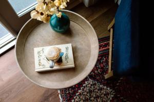 uma mesa com um livro e um vaso sobre ele em El Dorado Hotel em Sonoma