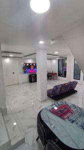 een woonkamer met een bank en een tv bij Casa con ambiente familiar- Jacuzzi privado in Armenia