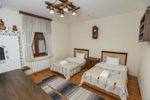 KozinにあるKoncha Zaspa Park by HeyDayのベッド2台と壁掛け時計が備わる客室です。