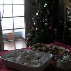 Un arbre de Noël et une assiette de biscuits sur une table dans l'établissement tania's view, à Kastoria