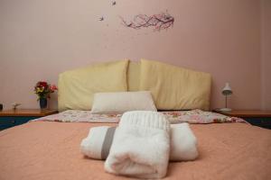Una cama con dos toallas encima. en tania's view, en Kastoria
