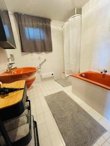 ein Badezimmer mit einer Badewanne, einem Waschbecken, einem WC und einer Badewanne in der Unterkunft Ferienwohnung Seeriwa in Stockach