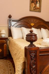 1 dormitorio con cama de madera y almohadas blancas en Koncha Zaspa Park by HeyDay, en Kozin
