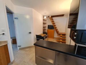 une cuisine avec un comptoir et un escalier dans l'établissement Maison de charme au Vallon du Stang-Alar, à Brest