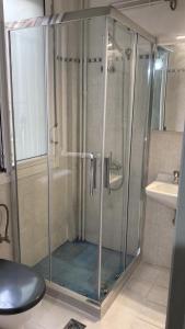 bagno con doccia in vetro e lavandino di Mia's cozy flat in Ermou, 3 min from "Monastiraki" ad Atene