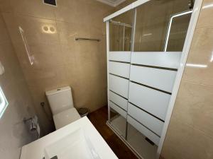 Koupelna v ubytování Acogedor apartamento a 50 metros del mar + 8 fotografií