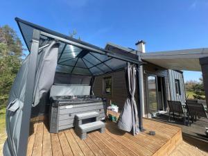 Osada Skoczkowo komfortowe domki z jacuzzi nad jeziorem- sauna- balia- prywatny staw wędkarski的阳台或露台