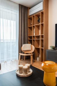 ein Wohnzimmer mit einem Stuhl und einem Tisch in der Unterkunft Luxury city center apartment - parking included in Košice