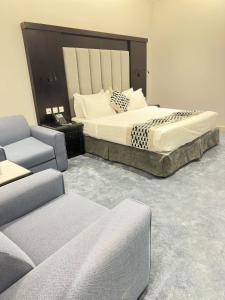 a hotel room with a bed and a couch at فربيون للشقق الفندقية ابها in Abha