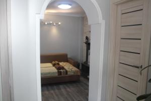 sypialnia z łóżkiem i drzwiami prowadzącymi do pokoju w obiekcie Deluxe guest house w mieście Kvariati