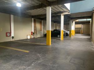 uma garagem vazia com um carro estacionado nela em EDIFICIO REY NIÑO em Posadas