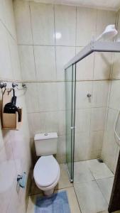 a small bathroom with a toilet and a shower at Studio com Varanda para Serra in Jundiaí