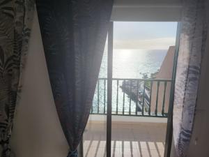 プエルト・デ・サンティアゴにあるApartamento Angel Pto Santiagoの海の景色を望むバルコニーが備わる客室です。