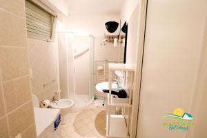 ein kleines Bad mit einer Dusche und einem WC in der Unterkunft Maremma Holidays:Pini Apartment in Follonica