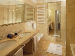 La salle de bains est pourvue de 2 lavabos et d'une douche. dans l'établissement Giotto Hotel & Spa, à Assise
