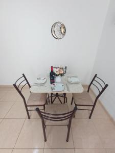 una mesa con dos sillas y un plato de comida en KARIPERU, en Mollendo