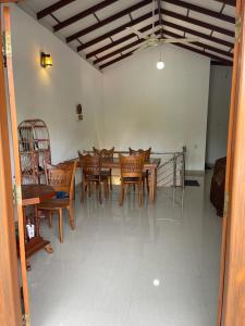 - une salle à manger avec une table et des chaises en bois dans l'établissement Slater Villa, à Beruwala