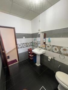 La salle de bains est pourvue d'un lavabo, de toilettes et d'un miroir. dans l'établissement Slater Villa, à Beruwala