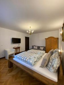 een slaapkamer met een groot bed en een televisie bij Casa Tei in Turnişor