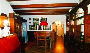 加爾尼亞諾的住宿－Villa Pinetina，一间带桌子的用餐室和一间餐厅。
