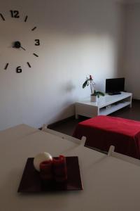 um quarto com um relógio na parede e uma mesa em House4U Vila Nova em Vila Nova de Gaia