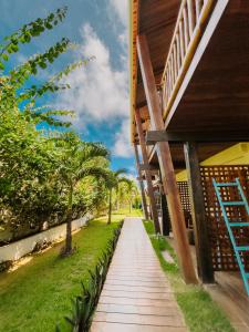 uma passagem em frente a um edifício com árvores em Pousada Luar da Ilha em Fernando de Noronha