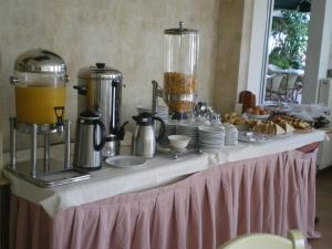 a table with food and drinks on top of it at Palatino in Loutra Edipsou +45 photos