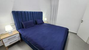 Un pat sau paturi într-o cameră la Haifa night's