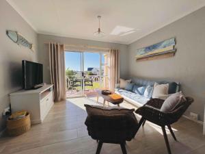 Μια τηλεόραση ή/και κέντρο ψυχαγωγίας στο Martinique Cove 18