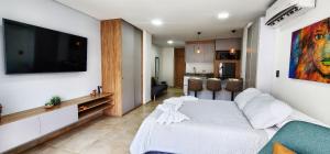 卡利的住宿－202 Norte cali - The view，客厅配有白色的床和平面电视。