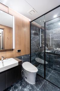Kylpyhuone majoituspaikassa SMILE HOME - LUMIERE RIVERSIDE LUXURY INFINITY POOl