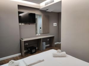 een kamer met een bureau en een spiegel bij DIMAL CASTLE in Poshnje