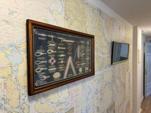 eine Wand mit einer gerahmten Karte der Welt in der Unterkunft Ferienwohnung In Bremerhaven in Bremerhaven