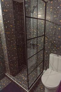 bagno con servizi igienici e parete in vetro. di INFINITY SEASIDE APARTMENTS a Nea Kalikratia Altre 22 foto