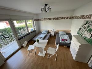 a living room with a couch and a table at Privatzimmer nähe Residenz und Innenstadt in Würzburg