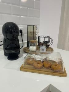ein Tablett mit Donuts auf einem Tresen neben einem Mixer in der Unterkunft Apartamento Vitelio in Carmona