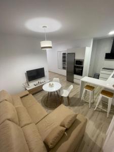 a living room with a couch and a table at Apartamento Vitelio in Carmona