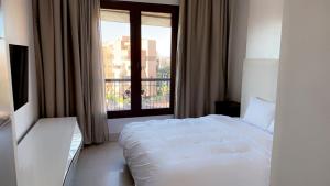 Giường trong phòng chung tại Superbe appartement de luxe a l'hivernage marrakech