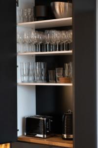 希爾卡的住宿－Levi Cranberry，储藏室,在架子上放有玻璃杯和碗