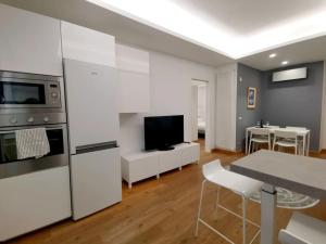 Il comprend une cuisine et un salon avec des appareils électroménagers blancs et une table. dans l'établissement G&G Home, à Bari