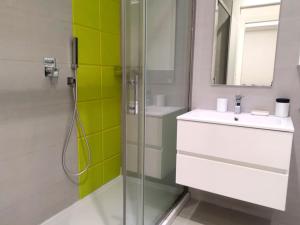 La salle de bains est pourvue d'une douche en verre et d'un lavabo. dans l'établissement G&G Home, à Bari