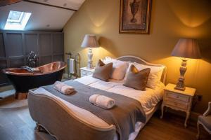מיטה או מיטות בחדר ב-The Grooms Cottage