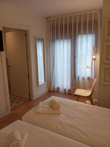 A bed or beds in a room at Hotel Virgen de Covadonga