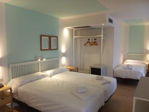 A bed or beds in a room at Hotel Virgen de Covadonga
