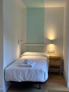 A bed or beds in a room at Hotel Virgen de Covadonga